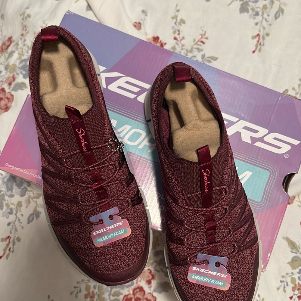 NWT Burgundy Size 7 Skechers Memory Foam tennis shoes.